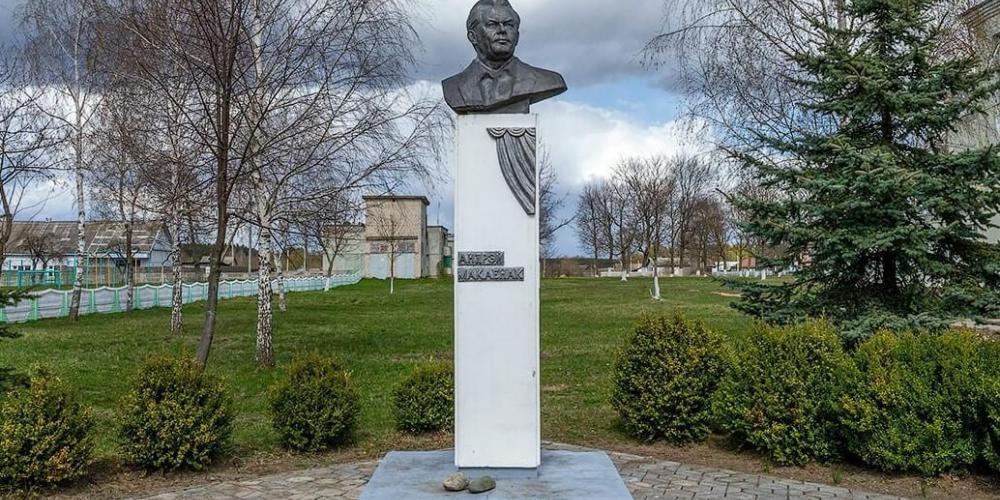 Памятник Андрею Макаёнку в Журавичах
